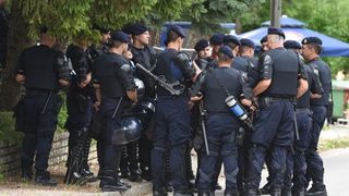 Srb: Uz Thompsonove pjesme prosvjednici ispred interventne policije protiv obljetnice Ustanka, Photo: Dino Stanin/PIXSELL