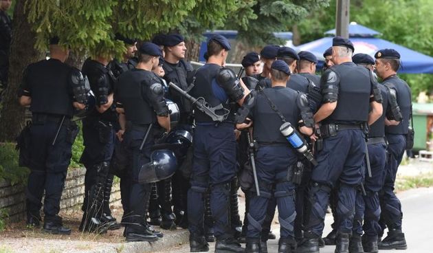 Srb: Uz Thompsonove pjesme prosvjednici ispred interventne policije protiv obljetnice Ustanka, Photo: Dino Stanin/PIXSELL