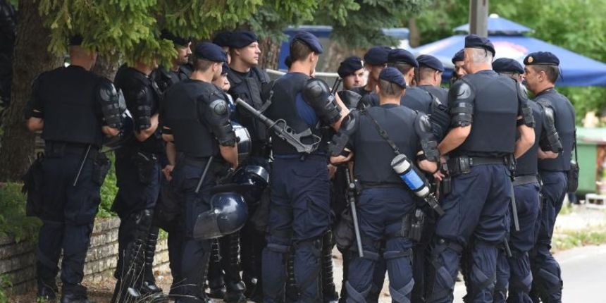 Srb: Uz Thompsonove pjesme prosvjednici ispred interventne policije protiv obljetnice Ustanka, Photo: Dino Stanin/PIXSELL