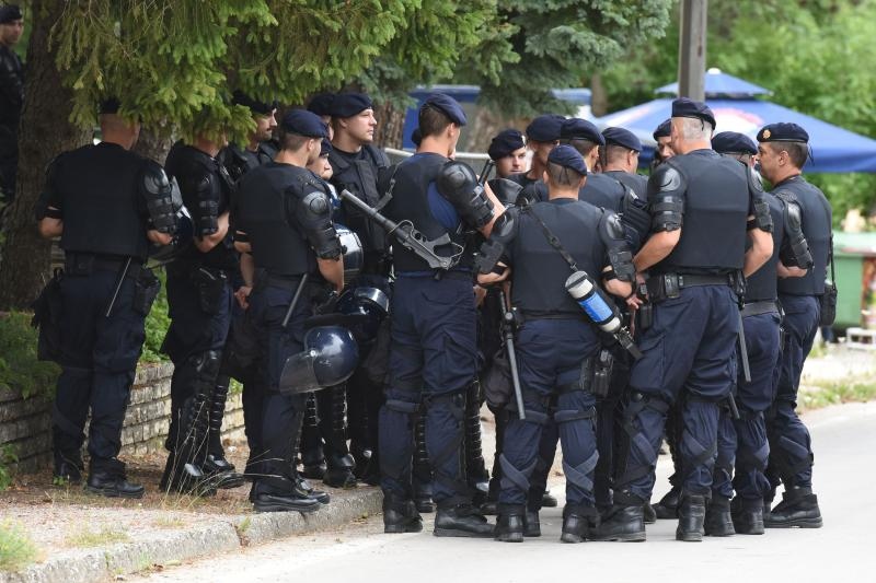 Srb: Uz Thompsonove pjesme prosvjednici ispred interventne policije protiv obljetnice Ustanka, Photo: Dino Stanin/PIXSELL