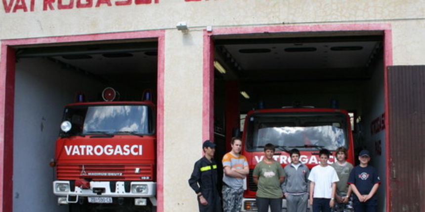 Mladi paški vatrogasci (Foto: Josip Portada) Mladi paški vatrogasci (Foto: Josip Portada)