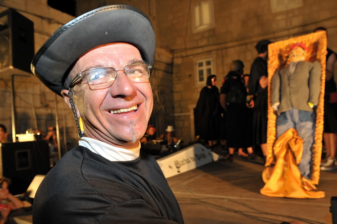 Pag, 280712. 
Pazani i njihovi gosti ove su godine odrzali dvije karnevalske veceri i na kraju spalili mesopusta Marka i bacili ga s mosta u more. Neizostavni dio paskog karnevala je pasko kolo. Izmedju dva svjetska rata (1924. godine) zadarski glazbenik