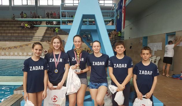 Seniori_skakači u vodu