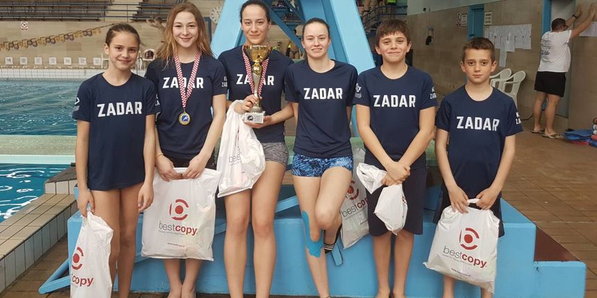 Seniori_skakači u vodu