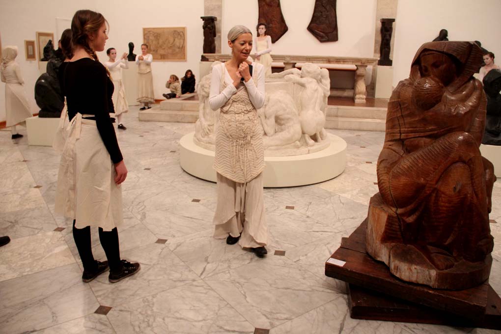 Glazbeno-plesni performans “Ona koja nosi”, foto: Iva Perinčić Glazbeno-plesni performans “Ona koja nosi”, foto: Iva Perinčić