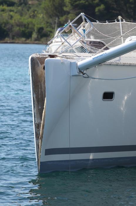 Zadar, 110810.
Katamaran marke Lagoon 620 popodne je jarbolom zapeo za dalekovod u prolazu mali Zdrelac izmedju otoka Ugljan i Pasman. Zatim se jarbolom naslonio na most koji je visine 16,5 metara. Zice dalekovoda su pukle i pale u more a brod je znatno o Zadar, 110810.
Katamaran marke Lagoon 620 popodne je jarbolom zapeo za dalekovod u prolazu mali Zdrelac izmedju otoka Ugljan i Pasman. Zatim se jarbolom naslonio na most koji je visine 16,5 metara. Zice dalekovoda su pukle i pale u more a brod je znatno o