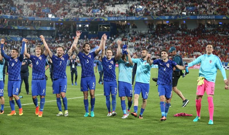 Velika fešta hrvatskih nogometaša i navijača u Bordeauxu nakon pobjede nad Španjolskom 2-1. Photo: Sanjin Strukic/PIXSELL Velika fešta hrvatskih nogometaša i navijača u Bordeauxu nakon pobjede nad Španjolskom 2-1. Photo: Sanjin Strukic/PIXSELL