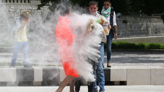 Zadar, 170513. 
Danas su se ucenici zavrsnih razreda zadarskih srednjih skola oprostili od skolskih klupa tradicionalnom Norijadom. 
Uz neizostavni alkohol, pjesmu i prosipanje brasna i jaja po centru grada, nakratko su privukli pozornost prolaznika na se