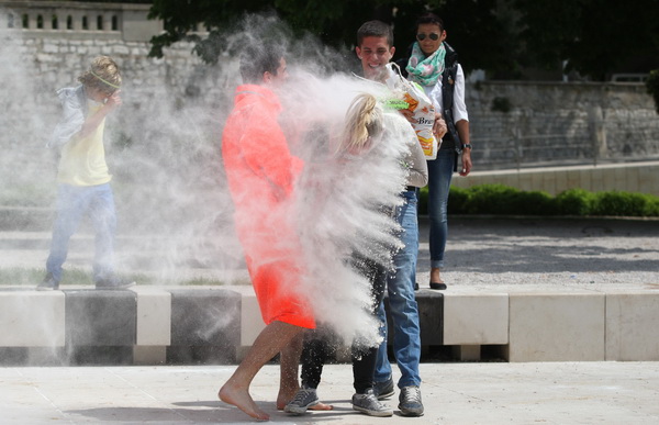 Zadar, 170513. 
Danas su se ucenici zavrsnih razreda zadarskih srednjih skola oprostili od skolskih klupa tradicionalnom Norijadom. 
Uz neizostavni alkohol, pjesmu i prosipanje brasna i jaja po centru grada, nakratko su privukli pozornost prolaznika na se