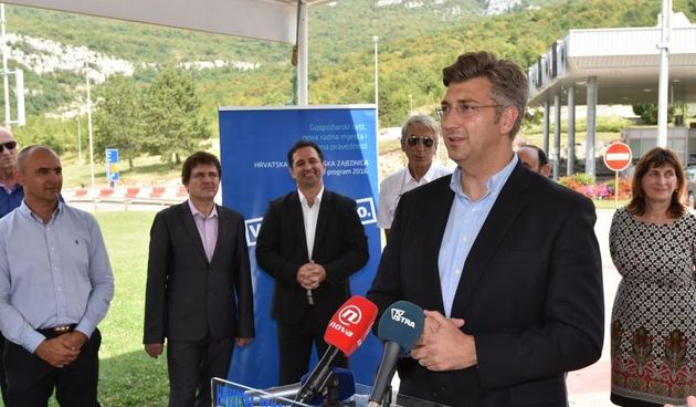 Na platou ispred ulaza u Tenel Ucku s istarske stane HDZ je odrzao prestavljanje kandidata za Hrvatski sabor VIII. izborne jedinice, kojem je prisustvovao i predsjednik Hrvatske demokratske zajednice, Andrej Plenkovic, ministri Anton Kliman i Oleg Butkovi