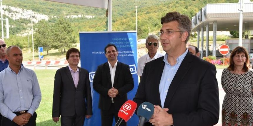 Na platou ispred ulaza u Tenel Ucku s istarske stane HDZ je odrzao prestavljanje kandidata za Hrvatski sabor VIII. izborne jedinice, kojem je prisustvovao i predsjednik Hrvatske demokratske zajednice, Andrej Plenkovic, ministri Anton Kliman i Oleg Butkovi