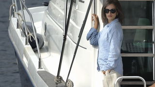 Prigradica, otok Korcula , 270911.
Glumica Penelope Cruz snimljena prilikom ukrcaja u brod Majsan marke Beneteau Antares 10,80  koji ju prebacuje na svjetionik Plocica na snimanje filma” Venuto al mondo”.
Foto: Tom Dubravec /  CROPIX