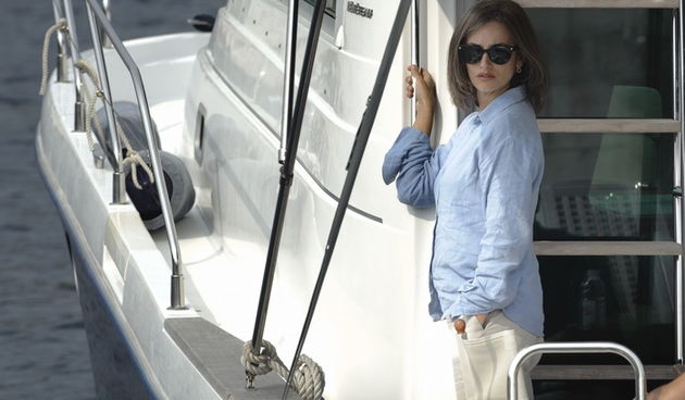 Prigradica, otok Korcula , 270911.
Glumica Penelope Cruz snimljena prilikom ukrcaja u brod Majsan marke Beneteau Antares 10,80  koji ju prebacuje na svjetionik Plocica na snimanje filma” Venuto al mondo”.
Foto: Tom Dubravec /  CROPIX