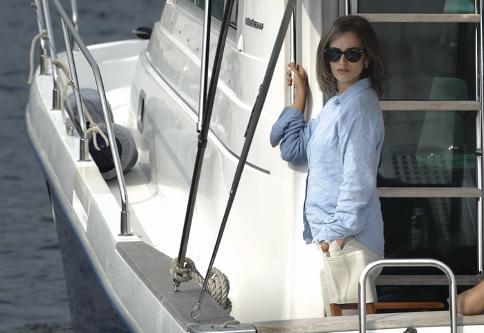 Prigradica, otok Korcula , 270911.
Glumica Penelope Cruz snimljena prilikom ukrcaja u brod Majsan marke Beneteau Antares 10,80  koji ju prebacuje na svjetionik Plocica na snimanje filma” Venuto al mondo”.
Foto: Tom Dubravec /  CROPIX