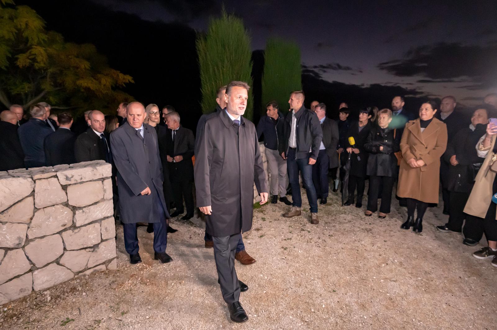 Andrej Plenković obilježio Dan sjećanja u Škabrnji Andrej Plenković obilježio Dan sjećanja u Škabrnji