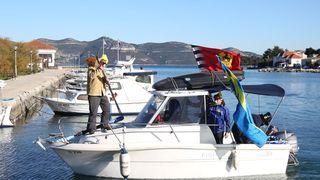 Kamioni puni snijega iz Like stigli u Veli Iž za skijašku utrku “Iška kraljica” Kamioni puni snijega iz Like stigli u Veli Iž za skijašku utrku “Iška kraljica”