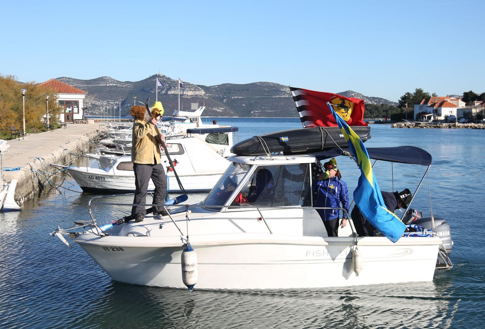 Kamioni puni snijega iz Like stigli u Veli Iž za skijašku utrku “Iška kraljica” Kamioni puni snijega iz Like stigli u Veli Iž za skijašku utrku “Iška kraljica”