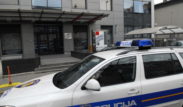 Zagreb, 261109.
U sklopu obrade uhicenih u Hrvatskim autocestama policija je nakratko dosla u upravnu zgradu HAC-a u Sirolinoj ulici.
Foto: Milivoj Keber / CROPIX