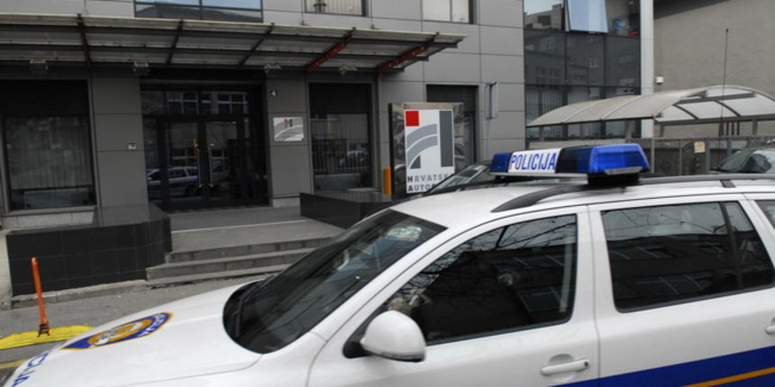 Zagreb, 261109.
U sklopu obrade uhicenih u Hrvatskim autocestama policija je nakratko dosla u upravnu zgradu HAC-a u Sirolinoj ulici.
Foto: Milivoj Keber / CROPIX Zagreb, 261109.
U sklopu obrade uhicenih u Hrvatskim autocestama policija je nakratko dosla u upravnu zgradu HAC-a u Sirolinoj ulici.
Foto: Milivoj Keber / CROPIX