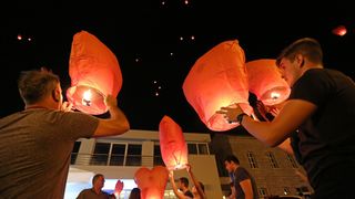 U Vodicama pušteni lampioni za tragično stradale vatrogasce na Kornatima U Vodicama pušteni lampioni za tragično stradale vatrogasce na Kornatima