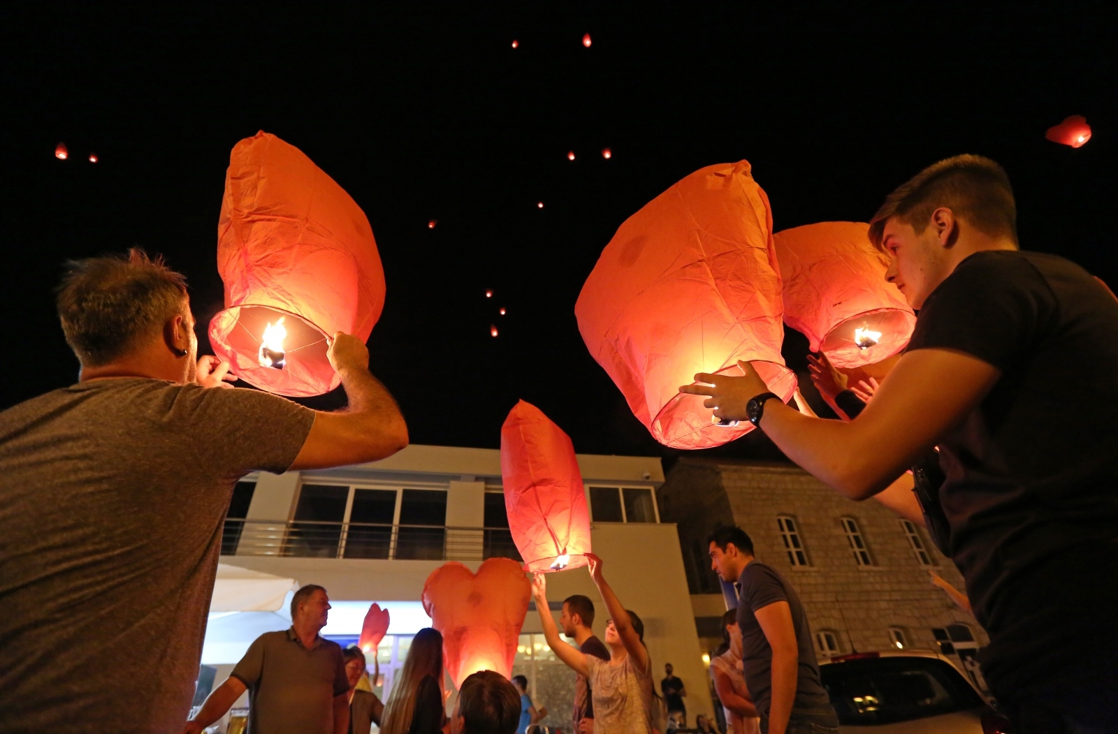 U Vodicama pušteni lampioni za tragično stradale vatrogasce na Kornatima U Vodicama pušteni lampioni za tragično stradale vatrogasce na Kornatima