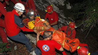Gracac, 170711.
Speleologu Tomislavu V. (37) koji je s kolegom u nedjelju istrazivao jamu Kita Gacesina kod Gracaca je pozlilo te je pao u, kako se doznaje, dijabeticku komu koja ga je uhvatila u snu. Ostao je lezati na 362 metra dubine. Rijec je o muskar Gracac, 170711.
Speleologu Tomislavu V. (37) koji je s kolegom u nedjelju istrazivao jamu Kita Gacesina kod Gracaca je pozlilo te je pao u, kako se doznaje, dijabeticku komu koja ga je uhvatila u snu. Ostao je lezati na 362 metra dubine. Rijec je o muskar