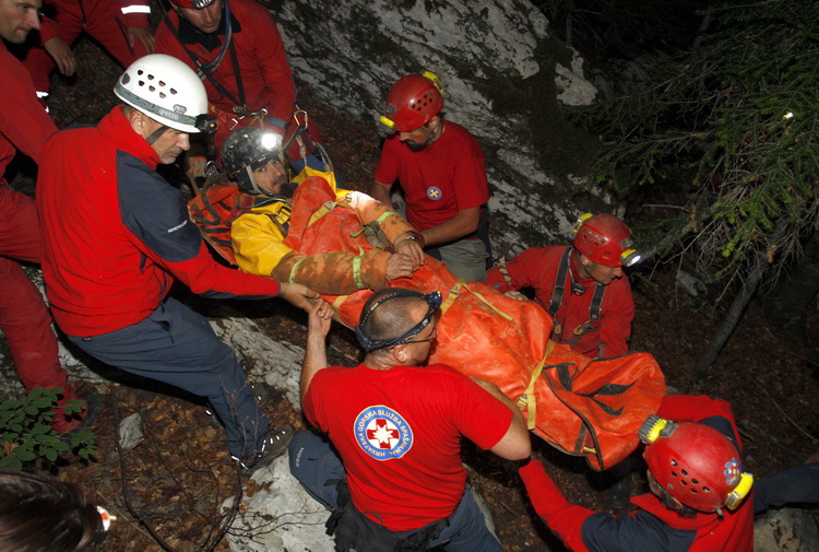 Gracac, 170711.
Speleologu Tomislavu V. (37) koji je s kolegom u nedjelju istrazivao jamu Kita Gacesina kod Gracaca je pozlilo te je pao u, kako se doznaje, dijabeticku komu koja ga je uhvatila u snu. Ostao je lezati na 362 metra dubine. Rijec je o muskar Gracac, 170711.
Speleologu Tomislavu V. (37) koji je s kolegom u nedjelju istrazivao jamu Kita Gacesina kod Gracaca je pozlilo te je pao u, kako se doznaje, dijabeticku komu koja ga je uhvatila u snu. Ostao je lezati na 362 metra dubine. Rijec je o muskar