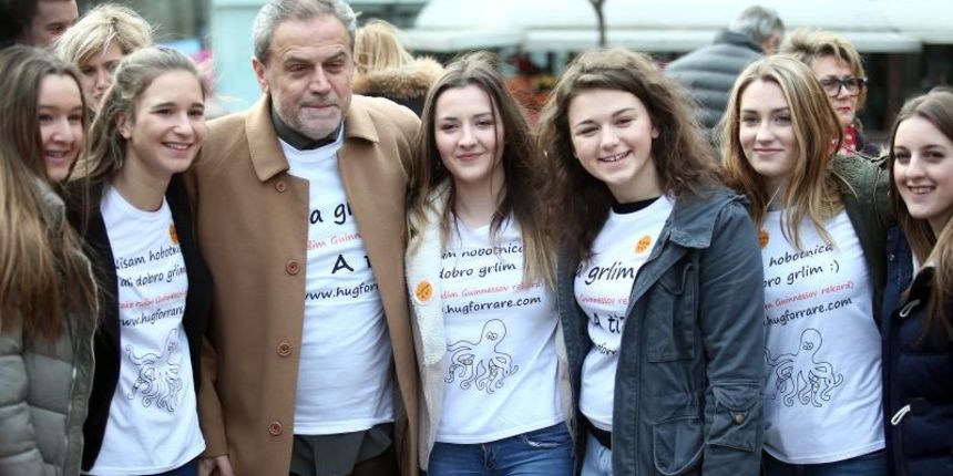 Na poziv Hrvatskog saveza rijetkih bolesti, a u povodu Medjunarodnog dana rijetkih bolesti, na Trgu Petra Preradovica, zagrebacki gradonacelnik Milan Bandic sudjelovao je kao Ambasador projekta, u rusenju Guinnessovog rekorda s najvecim online foto albumo Na poziv Hrvatskog saveza rijetkih bolesti, a u povodu Medjunarodnog dana rijetkih bolesti, na Trgu Petra Preradovica, zagrebacki gradonacelnik Milan Bandic sudjelovao je kao Ambasador projekta, u rusenju Guinnessovog rekorda s najvecim online foto albumo