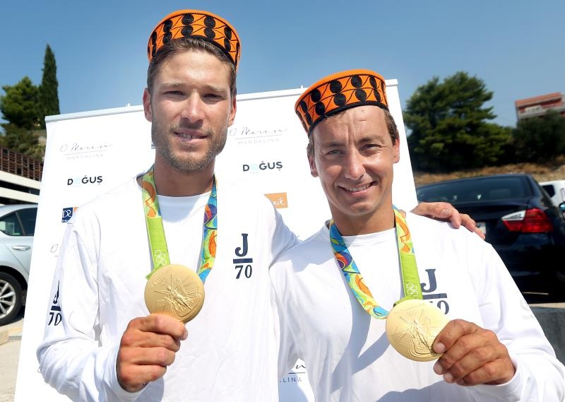 Zlatni olimpijci Fantela i Marenić družili se sa šibenskom djecom povodom dana jedrenja. Photo: Duško Jaramaz/PIXSELL Zlatni olimpijci Fantela i Marenić družili se sa šibenskom djecom povodom dana jedrenja. Photo: Duško Jaramaz/PIXSELL