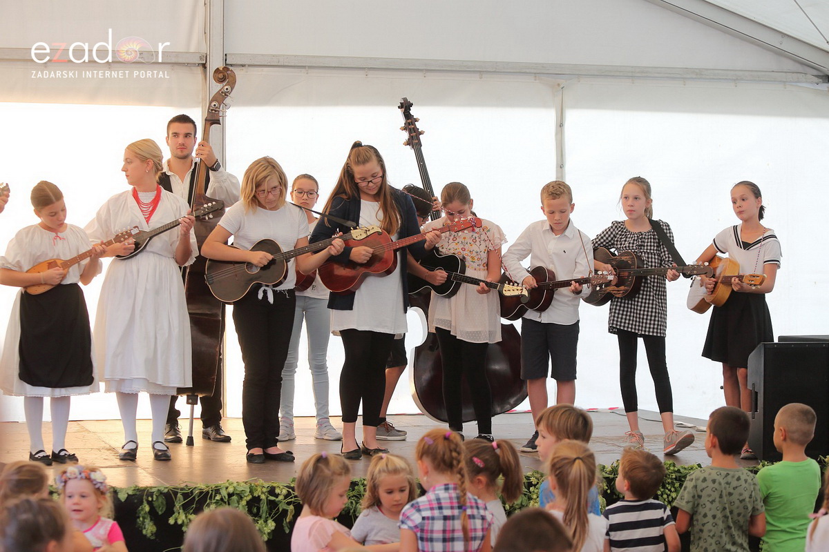 Bibinjci gradišćanskim Hrvatima darovali 1.82 metara visok kip sv. Roka Bibinjci gradišćanskim Hrvatima darovali 1.82 metara visok kip sv. Roka