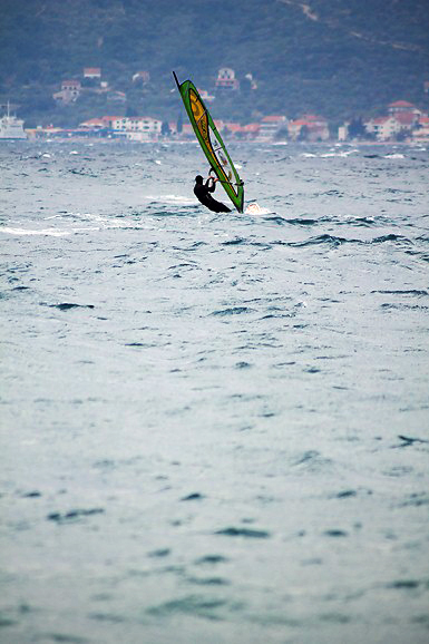 Windsurferi na Kolovarima, 11. travnja 2012. (foto:Saša Čuka) Windsurferi na Kolovarima, 11. travnja 2012. (foto:Saša Čuka)