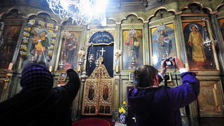 Skopje, 080412.
Nesvakidasnji fenomen prociscavanja fresaka poceo se dogadjati u unutrasnjosti poznate skopske crkve Sveti Velikomucenik Dimitrija. Freske u unutrasnjosti crkve, na kojima se godinama talozio dim od izgorjelih svijeca koje su palili vjerni Skopje, 080412.
Nesvakidasnji fenomen prociscavanja fresaka poceo se dogadjati u unutrasnjosti poznate skopske crkve Sveti Velikomucenik Dimitrija. Freske u unutrasnjosti crkve, na kojima se godinama talozio dim od izgorjelih svijeca koje su palili vjerni