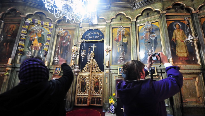 Skopje, 080412.
Nesvakidasnji fenomen prociscavanja fresaka poceo se dogadjati u unutrasnjosti poznate skopske crkve Sveti Velikomucenik Dimitrija. Freske u unutrasnjosti crkve, na kojima se godinama talozio dim od izgorjelih svijeca koje su palili vjerni Skopje, 080412.
Nesvakidasnji fenomen prociscavanja fresaka poceo se dogadjati u unutrasnjosti poznate skopske crkve Sveti Velikomucenik Dimitrija. Freske u unutrasnjosti crkve, na kojima se godinama talozio dim od izgorjelih svijeca koje su palili vjerni