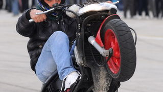 Sepurine, 220112
Na pisti vojarne Sepurine nedaleko od Zadra, okupili su se ljubitelji automoto sporta. Do trenutka kad je policija prekinula aktivnosti na pisti, automobili i motocikli su se utrkivali i izvodili raznorazne akrobacije na odusevljenje pris Sepurine, 220112
Na pisti vojarne Sepurine nedaleko od Zadra, okupili su se ljubitelji automoto sporta. Do trenutka kad je policija prekinula aktivnosti na pisti, automobili i motocikli su se utrkivali i izvodili raznorazne akrobacije na odusevljenje pris