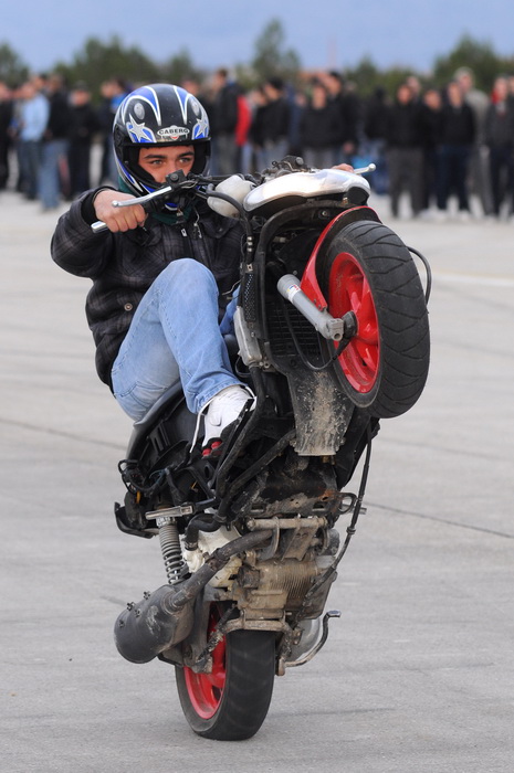 Sepurine, 220112
Na pisti vojarne Sepurine nedaleko od Zadra, okupili su se ljubitelji automoto sporta. Do trenutka kad je policija prekinula aktivnosti na pisti, automobili i motocikli su se utrkivali i izvodili raznorazne akrobacije na odusevljenje pris Sepurine, 220112
Na pisti vojarne Sepurine nedaleko od Zadra, okupili su se ljubitelji automoto sporta. Do trenutka kad je policija prekinula aktivnosti na pisti, automobili i motocikli su se utrkivali i izvodili raznorazne akrobacije na odusevljenje pris