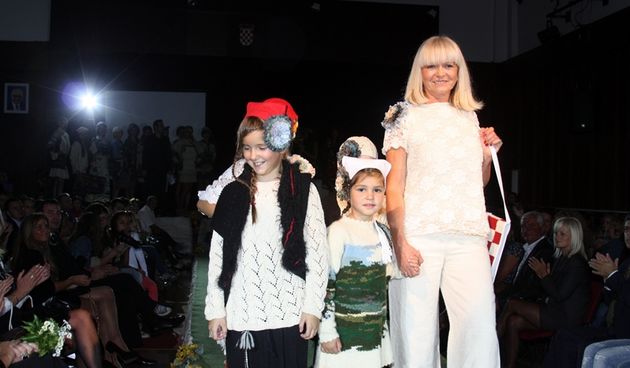 Hrvatske manekenke predstavile “Ličku ružu” Mine Petre, foto: FAMA