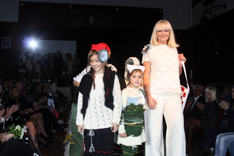 Hrvatske manekenke predstavile “Ličku ružu” Mine Petre, foto: FAMA