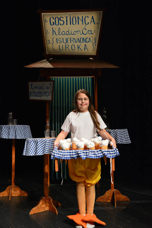 Premijera predstave Ružno pače u izvedbi radionice Donatolina