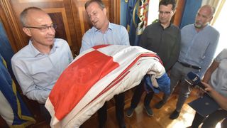 Ministar Krstičević uručio gradonačelniku Dukiću veliku hrvatsku zastavu