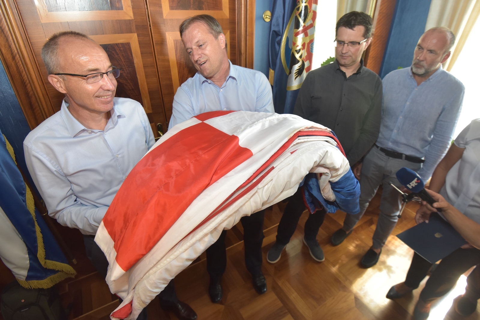 Ministar Krstičević uručio gradonačelniku Dukiću veliku hrvatsku zastavu
