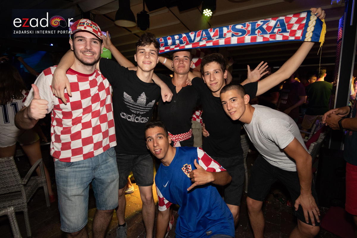 Čudesna noć: Velika fešta ulicama Zadra nakon plasmana Vatrenih u finale SP Čudesna noć: Velika fešta ulicama Zadra nakon plasmana Vatrenih u finale SP