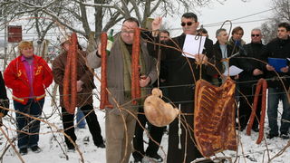Vukovar, 220110.
U vinogradima Vukovara proslavlja se blagdan Sv. Vinka kada se tradicionalno blagoslove vinogradi. Na salasu Goldschmidt po 11 puta se odrzava Vinkovo na Vucedolu, gdje se moglo uzivati u vinu i gastronomskim specijalitetima. Na fotografi Vukovar, 220110.
U vinogradima Vukovara proslavlja se blagdan Sv. Vinka kada se tradicionalno blagoslove vinogradi. Na salasu Goldschmidt po 11 puta se odrzava Vinkovo na Vucedolu, gdje se moglo uzivati u vinu i gastronomskim specijalitetima. Na fotografi