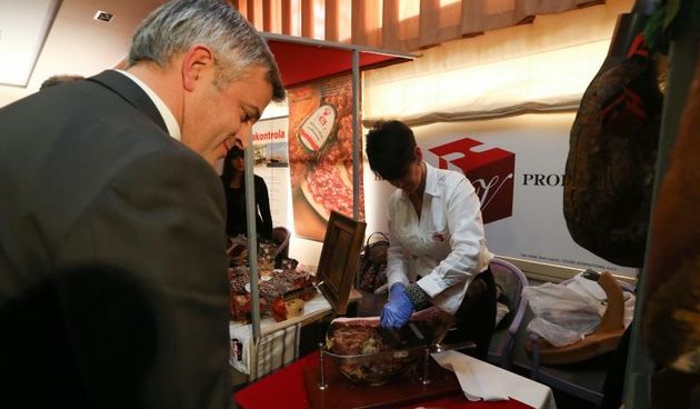 U hotelu Alkar otvoren 11. nacionalni sajam prsuta na kojem su se tradicionalno okupili ponajbolji proizvodjaci prusta, suhomesnatih proizvoda, a i ostalih mnogobrojnih domacih delicija. Izaslanik predsjednice Kolinde Grabar Kitarovic Mladen Pavic otvorio