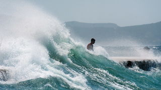 Zadar, 260812
Olujno nevrijeme sa jakim zapadnim vjetrom zahvatilo je u ranim popodnevnim satima zadarsko podrucje na radost brojnih turista i Zadrana koji su uzivali u prekrasnim prizorima, ali isto tako i na nesrecu mnogih nauticara kojima je ovakva olu