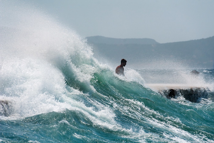 Zadar, 260812
Olujno nevrijeme sa jakim zapadnim vjetrom zahvatilo je u ranim popodnevnim satima zadarsko podrucje na radost brojnih turista i Zadrana koji su uzivali u prekrasnim prizorima, ali isto tako i na nesrecu mnogih nauticara kojima je ovakva olu