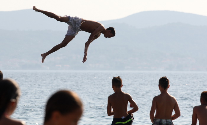 Zadar, 030712.
Skakaona na bazenu na Kolovarima omiljeno je okupljalista mladih zadrana zaljubljenika u skokove u more.
Foto: Andrija Lucic / Cropix