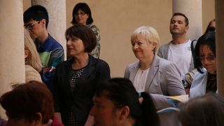 Izložba nosi naziv “Približavanje – stih i slika”, a otvara se u klaustru samostana Sv. Frane. Izložba nosi naziv “Približavanje – stih i slika”, a otvara se u klaustru samostana Sv. Frane.