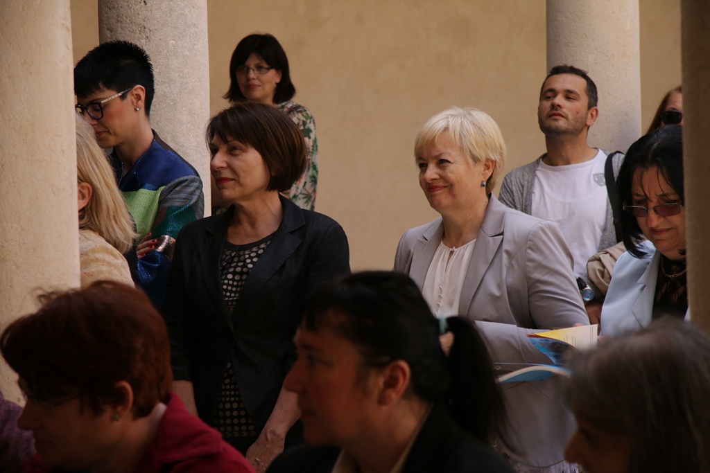 Izložba nosi naziv “Približavanje – stih i slika”, a otvara se u klaustru samostana Sv. Frane. Izložba nosi naziv “Približavanje – stih i slika”, a otvara se u klaustru samostana Sv. Frane.