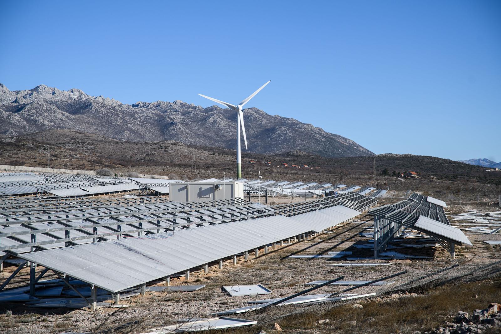 U Zatonu Obrovačkom bura uništila jednu od najvećih solarnih elektrana u Hrvatskoj U Zatonu Obrovačkom bura uništila jednu od najvećih solarnih elektrana u Hrvatskoj