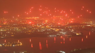 Split, 130211.
Kozjak.
Povodom roslave 100og rodjendana Hajduka tocno u ponoc ispaljene su ralete iznad grada cime se docekala 100 godisnjica omiljenog splitskog kluba.
Na slici pogled sa jednog od vrhova Kozjaka na Split, Solin i Kastela.
Foto: Zvonimir Split, 130211.
Kozjak.
Povodom roslave 100og rodjendana Hajduka tocno u ponoc ispaljene su ralete iznad grada cime se docekala 100 godisnjica omiljenog splitskog kluba.
Na slici pogled sa jednog od vrhova Kozjaka na Split, Solin i Kastela.
Foto: Zvonimir